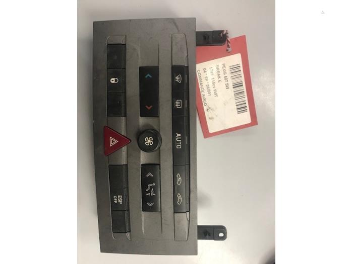 Air conditioning control panel from a Peugeot 407 SW (6E) 1.8 16V 2004