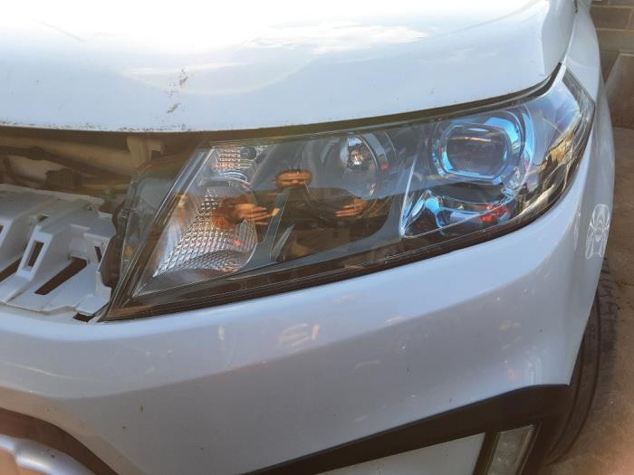 Scheinwerfer links van een Suzuki Vitara (LY/MY) 1.6 16V VVT 2017