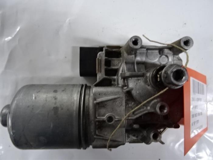 Front wiper motor from a BMW X4 (F26) xDrive20d 16V 2014