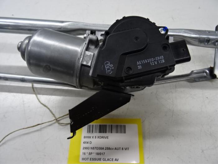 Front wiper motor from a BMW X5 (F15) xDrive 30d 3.0 24V 2016