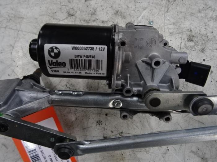 Front wiper motor from a BMW 2 serie Active Tourer (F45) 216d 1.5 TwinPower Turbo 12V 2015