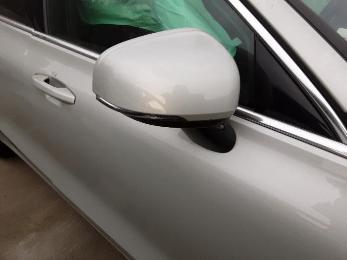 Wing mirror, right from a Volvo V60 II (ZW) 2.0 D4 16V 2019