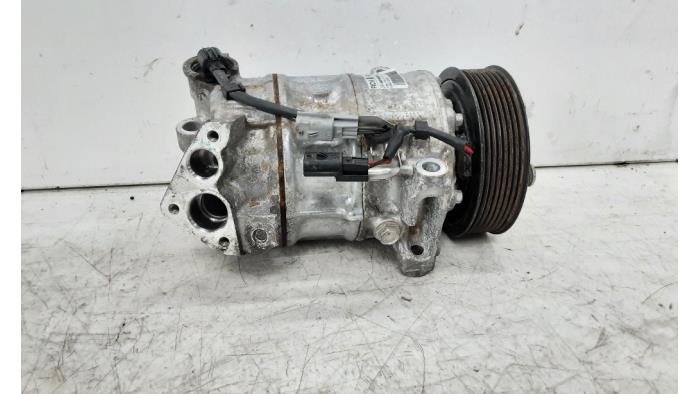 Air conditioning pump from a Renault Scénic IV (RFAJ) 1.2 TCE 130 16V 2017