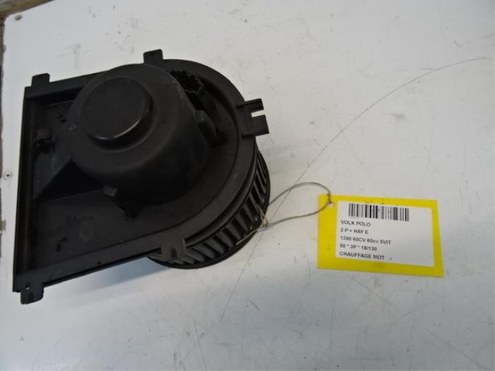 Heating and ventilation fan motor from a Volkswagen Polo III (6N2) 1.4 2000