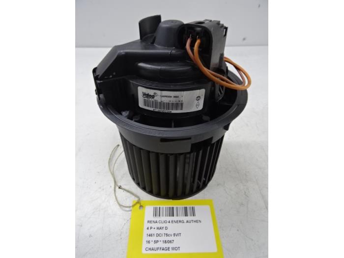Heating and ventilation fan motor from a Renault Clio IV (5R) 1.5 dCi 75 FAP 2016