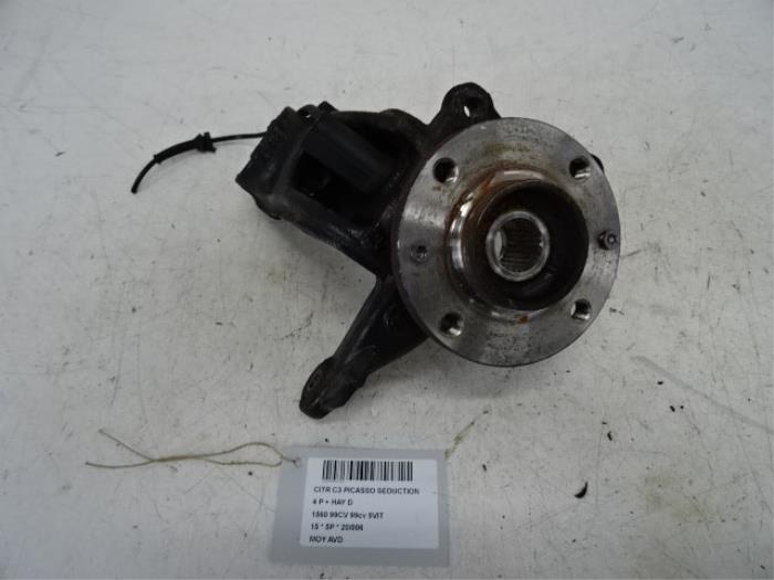 Front wheel hub from a Citroën C3 Picasso (SH) 1.6 BlueHDI 100 2015