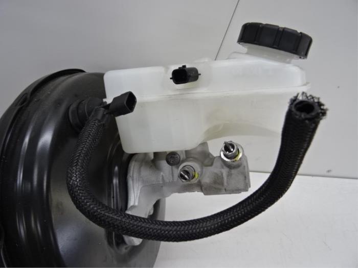 Master cylinder from a Renault Clio IV (5R) 1.5 dCi 75 FAP 2016