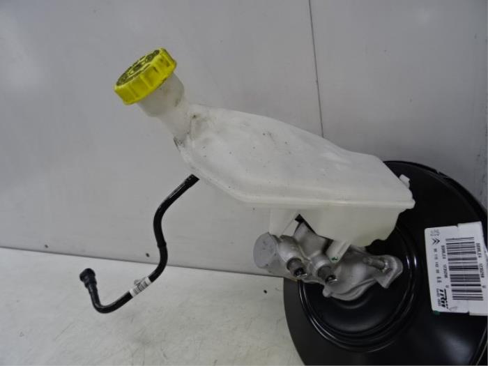 Master cylinder from a Peugeot 208 I (CA/CC/CK/CL) 1.6 Blue HDi 2018