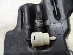 Usados Bomba de limpiaparabrisas delante Opel Adam 1.2 16V Precio € 25,00 IVA incluido ofrecido por Collignon & Fils