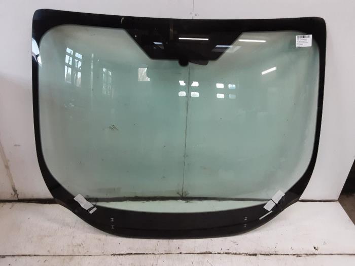 Frontscreen from a Ford Kuga II (DM2) 2.0 TDCi 16V 120 2015