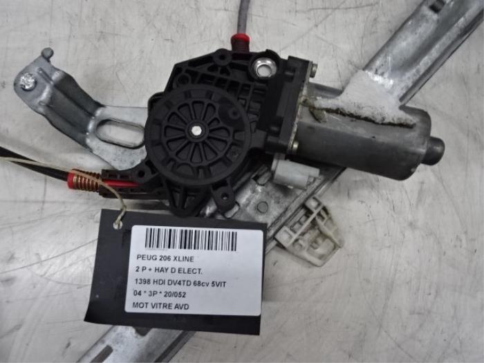 Door window motor from a Peugeot 206 (2A/C/H/J/S) 1.4 HDi 2004