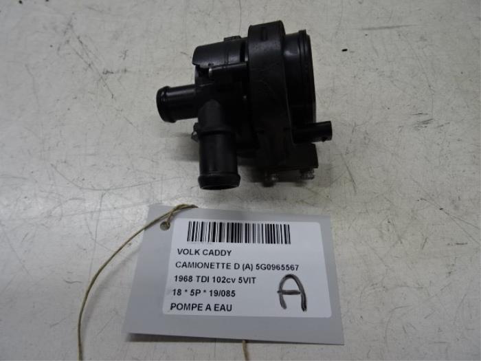 Water pump from a Volkswagen Caddy IV 2.0 TDI 102 2018