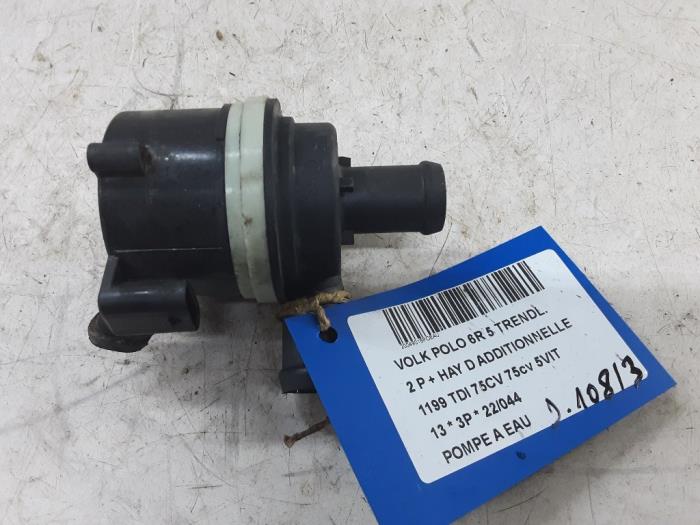 Water pump from a Volkswagen Polo V (6R) 1.2 TDI 12V BlueMotion 2013