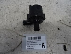 Usados Bomba de agua Volkswagen Caddy IV 2.0 TDI 102 Precio € 50,00 IVA incluido ofrecido por Collignon & Fils