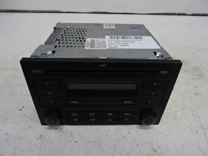 Radio from a Volkswagen Polo IV (9N1/2/3) 1.4 TDI 80 2009