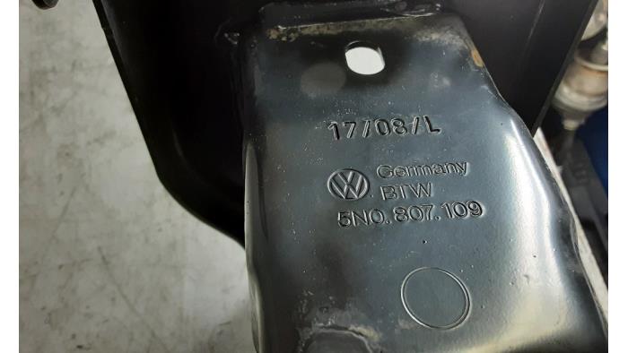 Stoßstangenrahmen vorne van een Volkswagen Tiguan (5N1/2) 2.0 TDI 16V 4Motion 2008