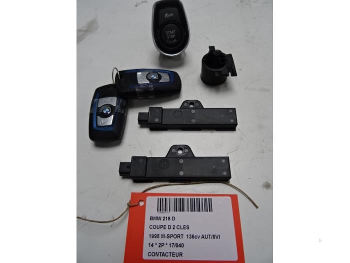 Ignition lock + key from a BMW 2 serie (F22) 218d 2.0 16V 2014