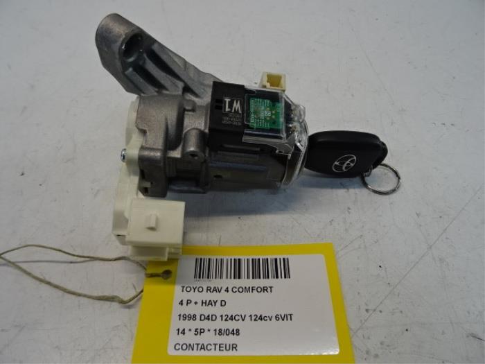 Cerradura de contacto y llave de un Toyota RAV4 (A4) 2.0 D-4D 16V 4x2 2014