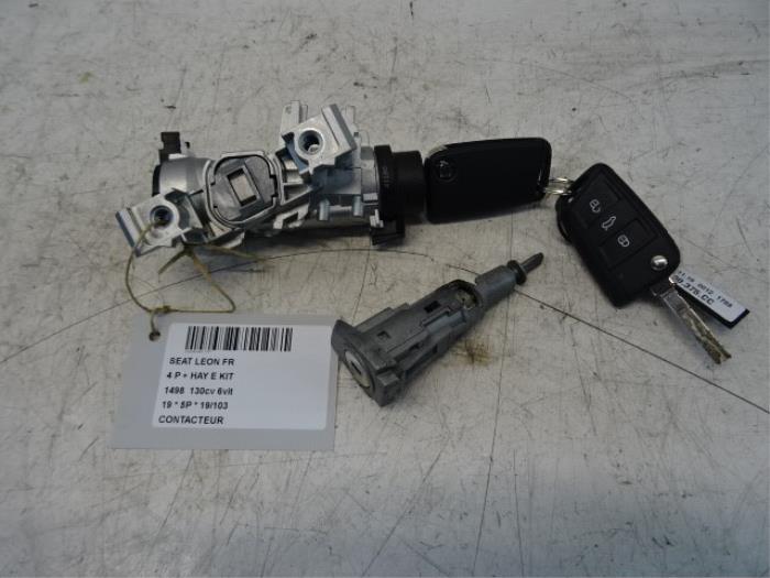 Ignition lock + key from a Seat Leon (5FB) 1.5 TSI 16V 2019