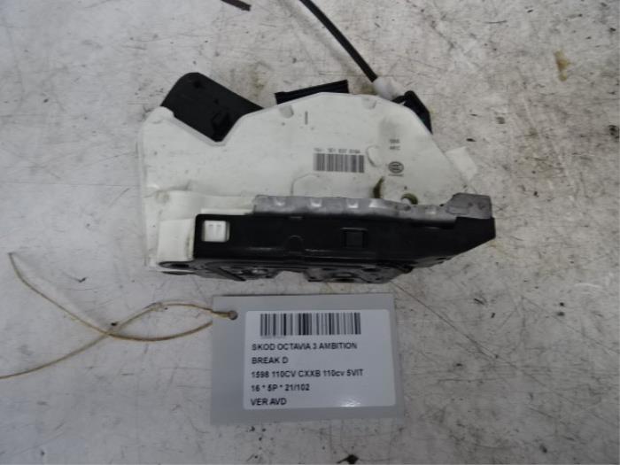 Cilindro de cerradura de puerta derecha de un Skoda Octavia Combi (5EAC) 1.6 TDI Greenline 16V 2016