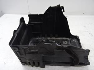 Used Battery box Landrover Range Rover Evoque (LVJ/LVS) 2.2 TD4 16V 5-drs. Price € 30,00 Inclusive VAT offered by Collignon & Fils