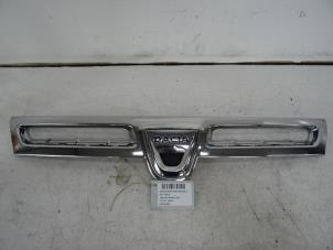 Usagé Pare-chocs grille Dacia Duster Prix € 25,00 Prix TTC proposé par Collignon & Fils