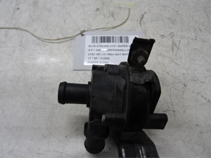 Begagnade Vattenpump Alfa Romeo Stelvio Pris € 50,00 Inklusive moms erbjuds av Collignon & Fils