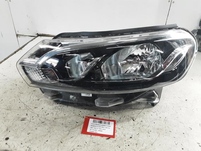 Używane Reflektor lewy Toyota Verso Cena € 250,00 Z VAT oferowane przez Collignon & Fils