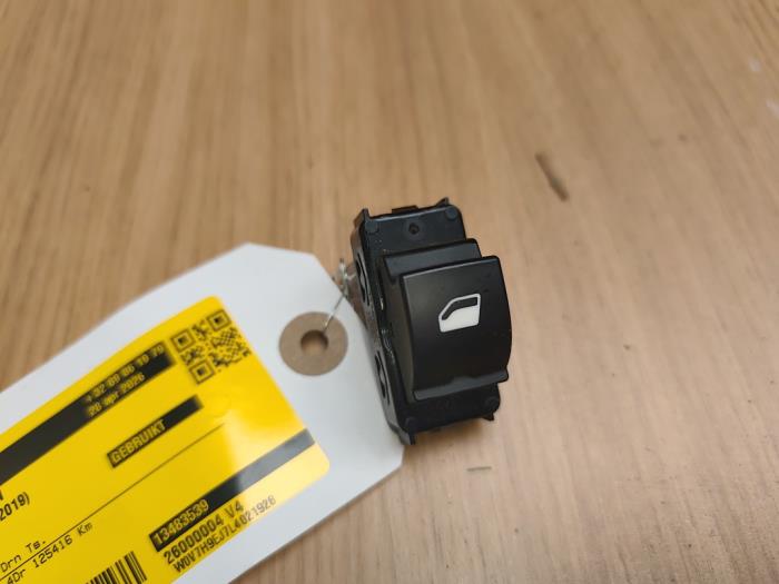 Usados Interruptor combinado de ventanillas Opel Crossland (X) 1.5 CDTI 120 Precio € 30,25 IVA incluido ofrecido por SP Parts