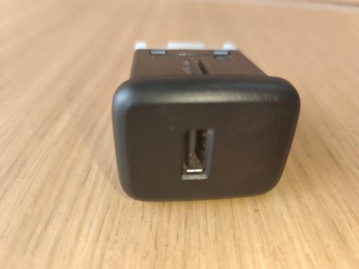 Begagnade USB-modul Opel Adam 1.4 16V Pris € 24,20 Inklusive moms erbjuds av SP Parts
