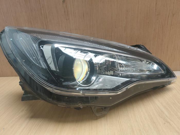 Używane Reflektor prawy Opel Astra J GTC (PD2/PF2) Cena € 605,00 Z VAT oferowane przez SP Parts