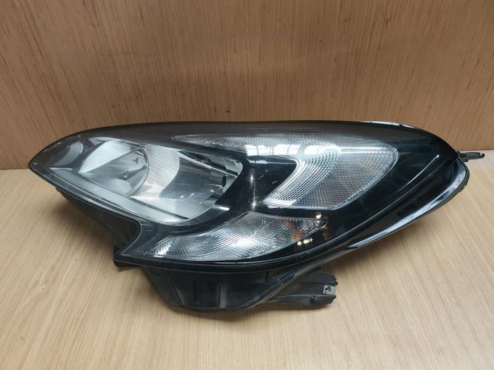 Używane Reflektor prawy Opel Corsa E Cena € 423,50 Z VAT oferowane przez SP Parts