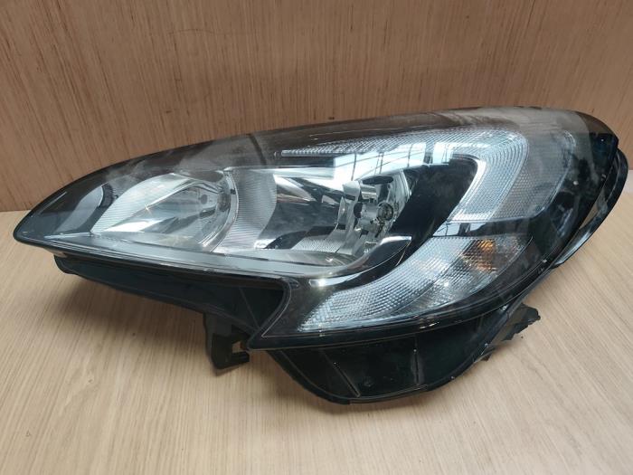 Używane Reflektor prawy Opel Corsa E Cena € 363,00 Z VAT oferowane przez SP Parts