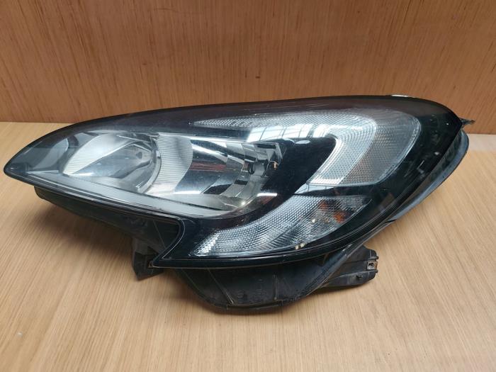 Używane Reflektor prawy Opel Corsa E Cena € 363,00 Z VAT oferowane przez SP Parts