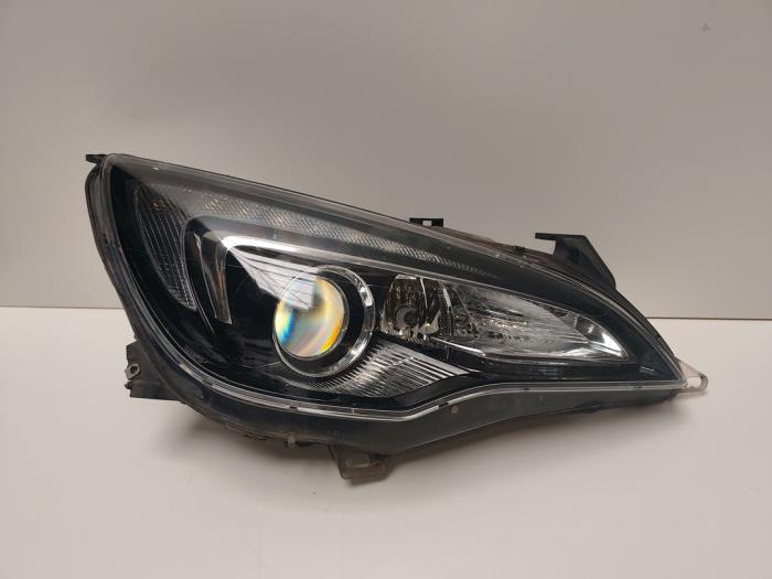 Używane Reflektor prawy Opel Cascada Cena € 786,50 Z VAT oferowane przez SP Parts