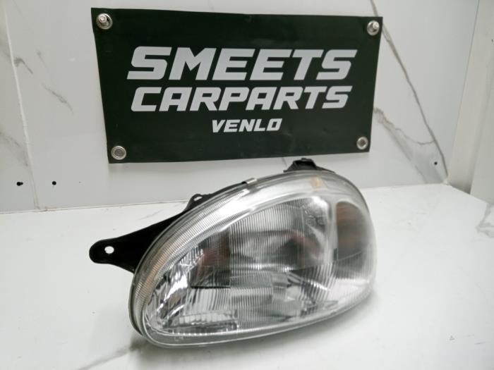 Używane Reflektor lewy Opel Corsa B (73/78/79) 1.2i 16V Cena € 13,94 Procedura marży oferowane przez Smeets Autos Venlo