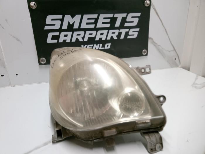 Używane Reflektor prawy Daihatsu Cuore (L251/271/276) 1.0 12V DVVT Cena € 24,94 Procedura marży oferowane przez Smeets Autos Venlo