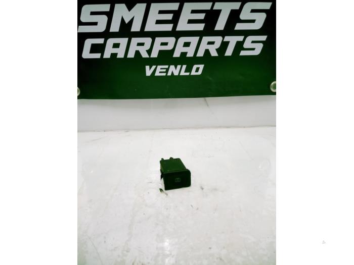 Usados Interruptor combinado de ventanillas Skoda Fabia Praktik (6Y5) 1.2 HTP Precio € 15,00 Norma de margen ofrecido por Smeets Autos Venlo