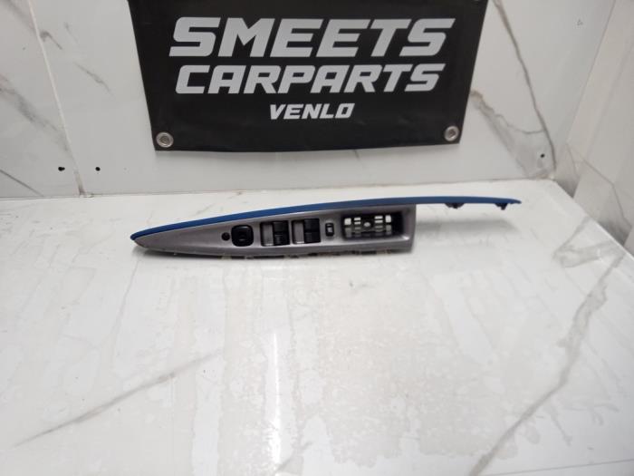 Usados Interruptor combinado de ventanillas Mazda 2 (NB/NC/ND/NE) 1.4 16V Precio € 35,00 Norma de margen ofrecido por Smeets Autos Venlo