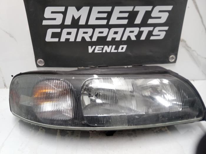 Używane Reflektor prawy Volvo V70 (SW) Cena € 50,00 Procedura marży oferowane przez Smeets Autos Venlo