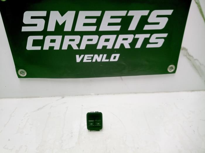 Usados Interruptor combinado de ventanillas Volkswagen Caddy III (2KA,2KH,2CA,2CH) 1.6 TDI 16V Precio € 25,00 Norma de margen ofrecido por Smeets Autos Venlo