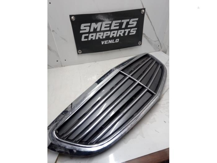 Używane Grill Mercedes C (W205) C-180 1.6 16V Cena € 224,94 Procedura marży oferowane przez Smeets Autos Venlo