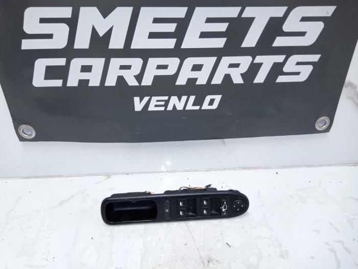 Usados Interruptor combinado de ventanillas Peugeot 307 CC (3B) 2.0 16V Precio € 34,99 Norma de margen ofrecido por Smeets Autos Venlo