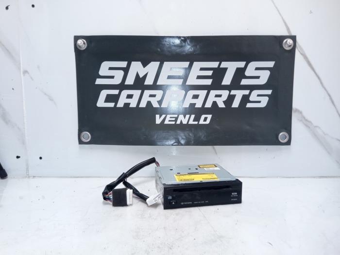 Używane Odtwarzacz CD Toyota Yaris (P1) 1.0 16V VVT-i Cena € 39,94 Procedura marży oferowane przez Smeets Autos Venlo