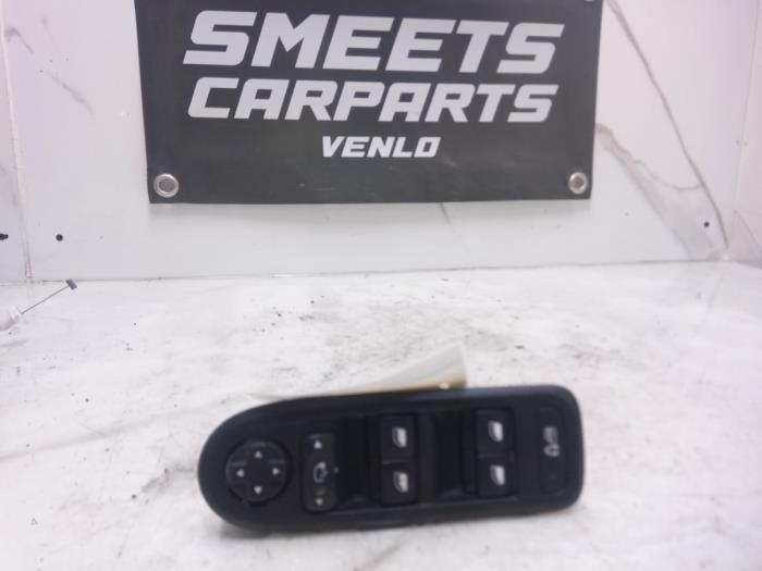 Usados Interruptor combinado de ventanillas Peugeot 308 SW (4E/H) 1.6 HDi 16V FAP Precio € 29,94 Norma de margen ofrecido por Smeets Autos Venlo