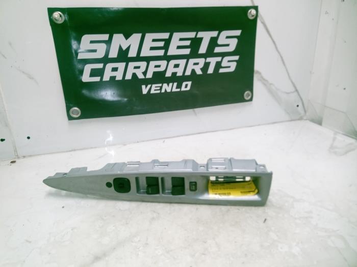 Usados Interruptor combinado de ventanillas Mazda 2 (NB/NC/ND/NE) 1.4 16V Precio € 29,99 Norma de margen ofrecido por Smeets Autos Venlo