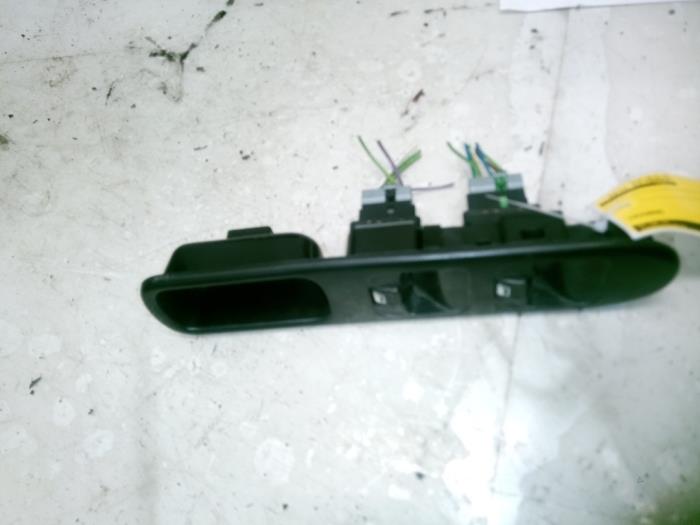 Usados Interruptor combinado de ventanillas Peugeot 307 Break (3E) 1.6 16V Precio € 14,99 Norma de margen ofrecido por Smeets Autos Venlo
