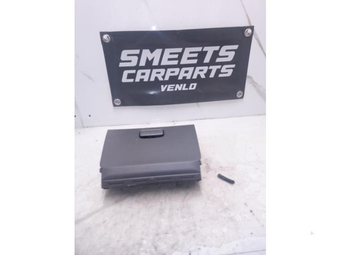 Begagnade Handskfack Opel Agila (A) 1.2 16V Pris € 19,99 Marginaltabell erbjuds av Smeets Autos Venlo