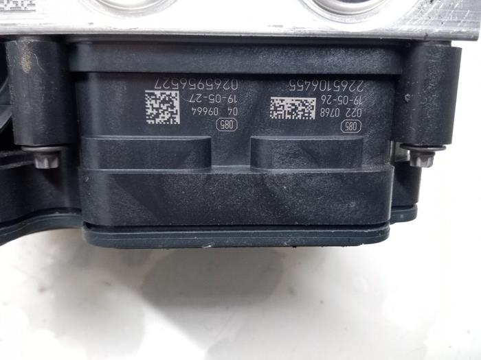 Begagnade ABS-pump Renault Clio IV (5R) 0.9 Energy TCE 90 12V Pris € 24,94 Marginaltabell erbjuds av Smeets Autos Venlo