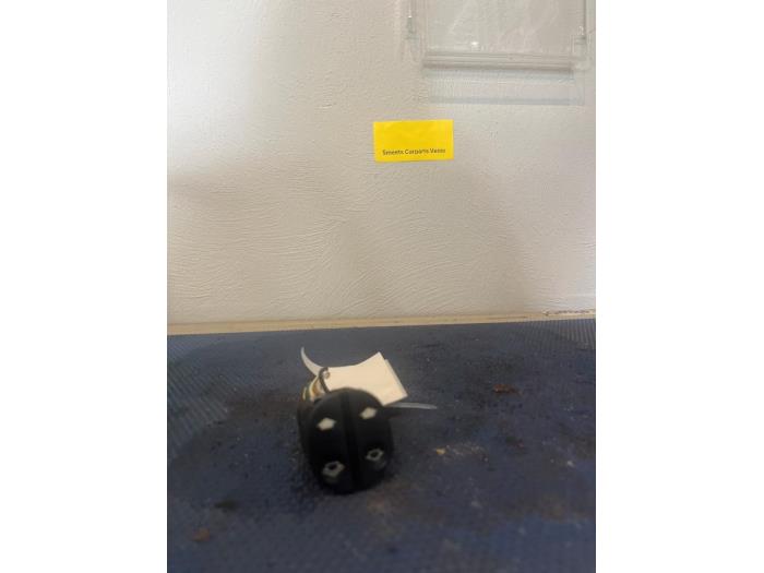 Usados Interruptor de ventanilla eléctrica Ford Fusion 1.4 16V Precio € 24,99 Norma de margen ofrecido por Smeets Autos Venlo